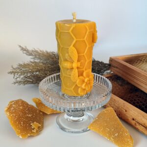 Walec z pszczołą i kwiatami